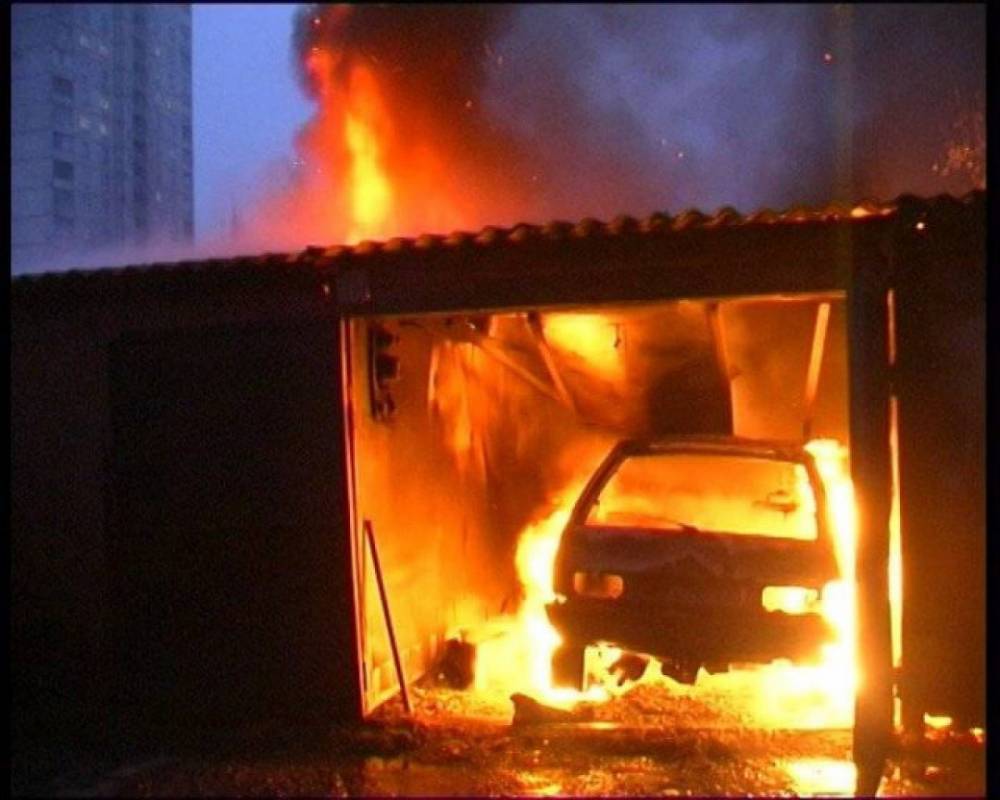 В Усинске 12 огнеборцев три часа тушили пожар в гаражном комплексе