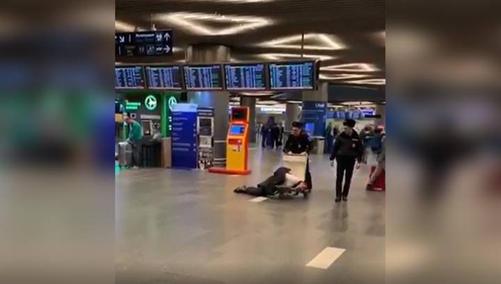 Полицейские аэропорта Внуково вывезли пьяного пассажира на тележке. Видео