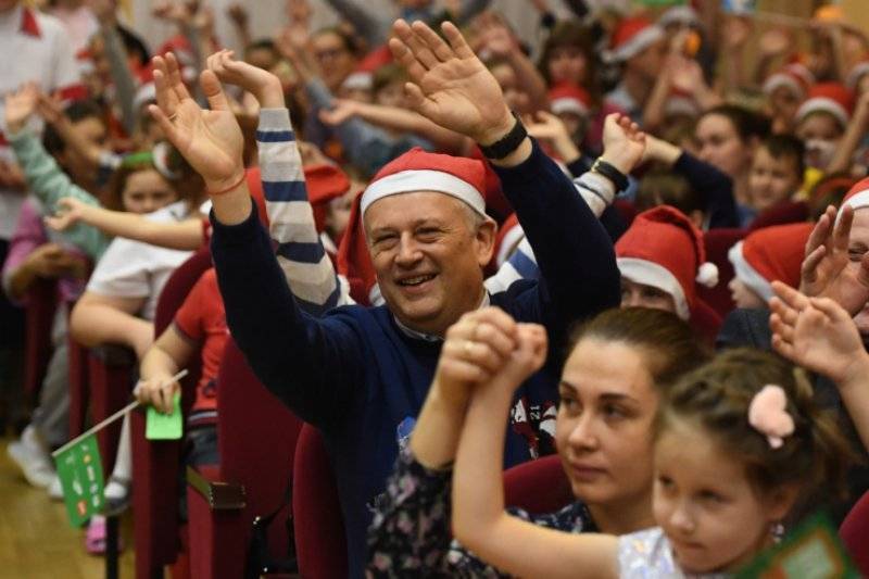 Дед Мороз из Великого Устюга лично поздравил юных пациентов из Ленобласти
