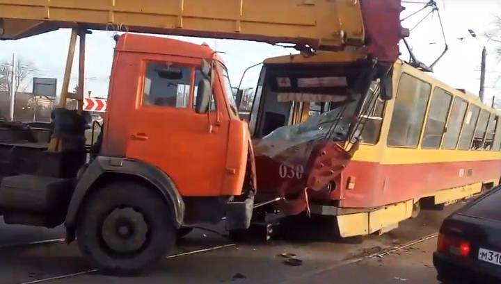 Момент аварии автокрана и трамвая в Курске попал на видео