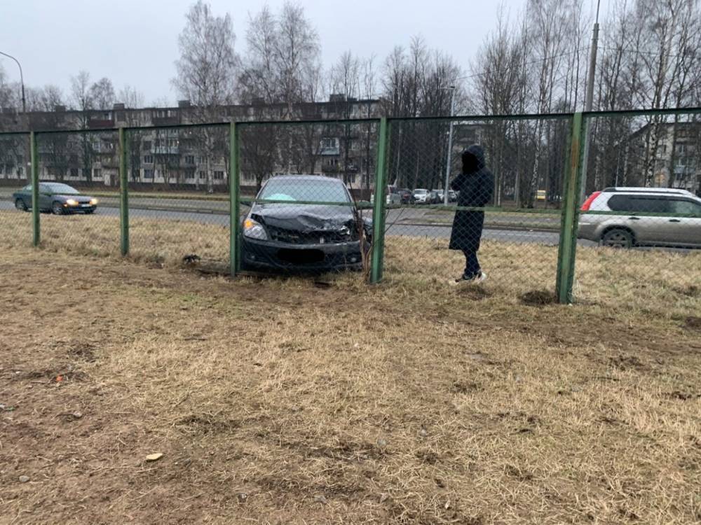 Водитель Opel решил «выгулять» свое авто на площадке для собак в Калининском районе