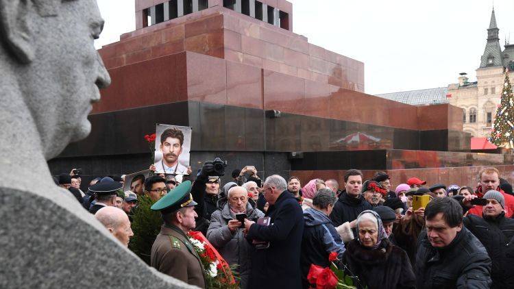 Преступник или герой: эксперт об изменении отношения к Сталину