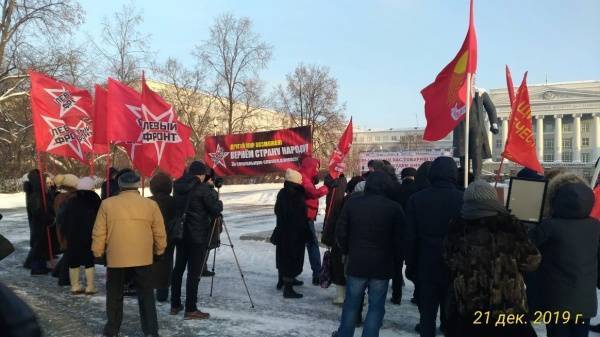 "Левый фронт" на митинге в честь Сталина потребовал перепрофилировать "Ельцин-центр", переименовать улицу и УрФУ