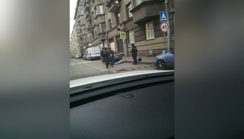 Очевидцы рассказали о лежащем на Бородинской в центре Петербурга трупе