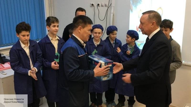 Губернатор Петербурга Александр Беглов пообщался с учениками «космической» школы