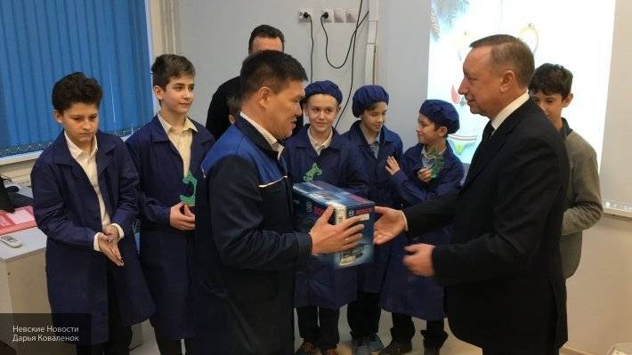 Беглов посетил школу №525 и подарил ученикам шлифовальный станок
