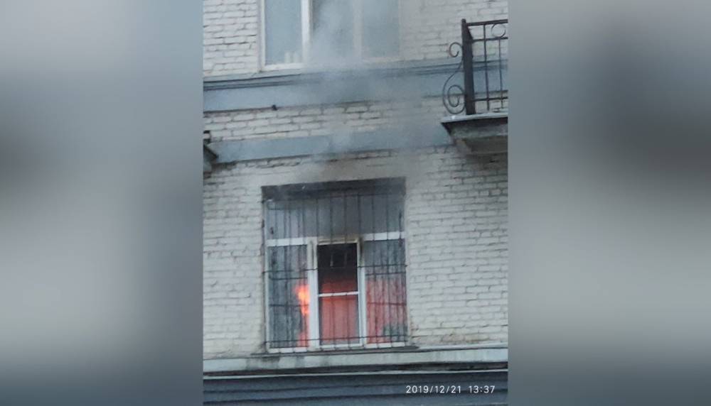 Спасатели потушили кухню в квартире на Елизарова