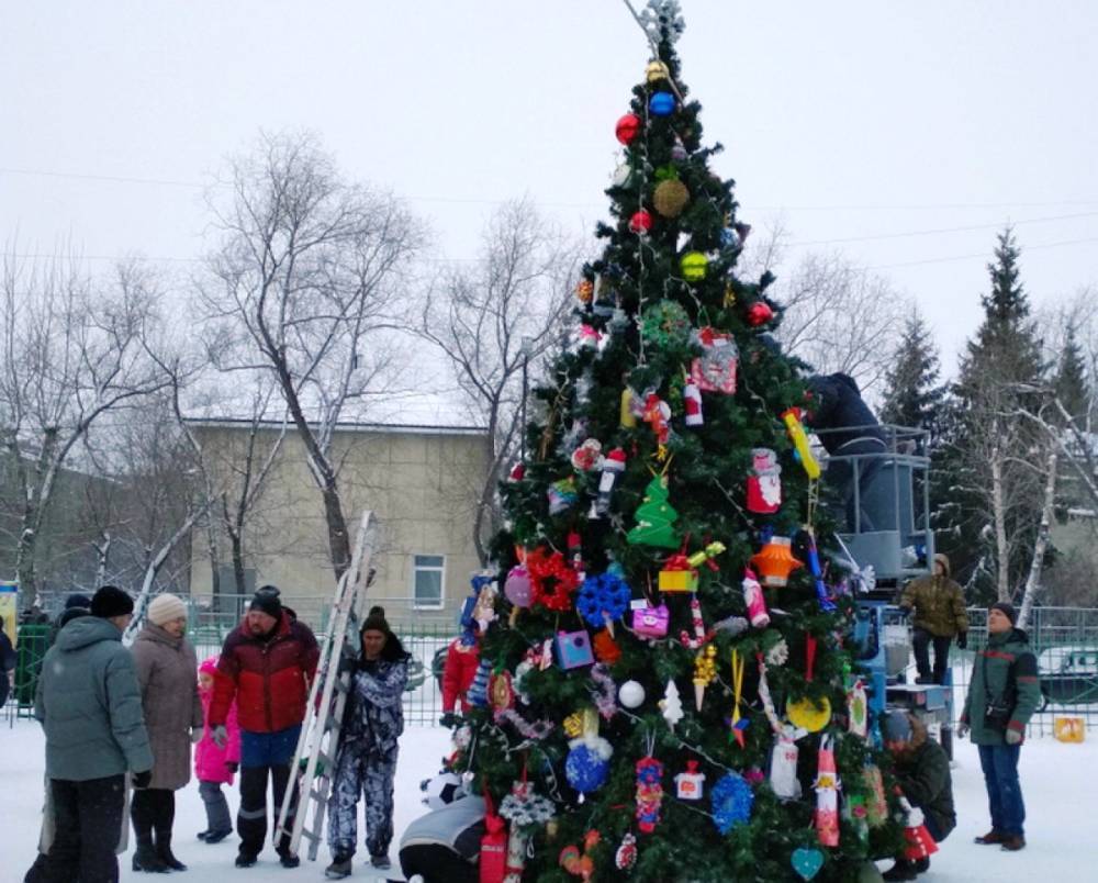 Школьники Пскова подготовили для уличных елок новогодние украшения