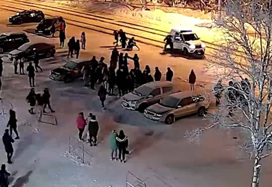Толпа подростков избила полицейских под Мурманском