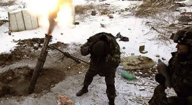 Украинские военные обстреливают Донецк и минируют его окраины