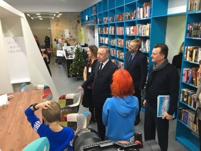Беглов осмотрел Библиотеку роста и карьеры в Московском районе в Петербурге