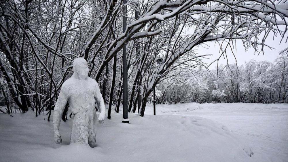 Мэр Воркуты побегает по снегу за мячом