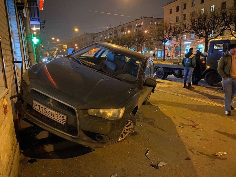 Появились фото аварии с тремя авто на Новочеркасском