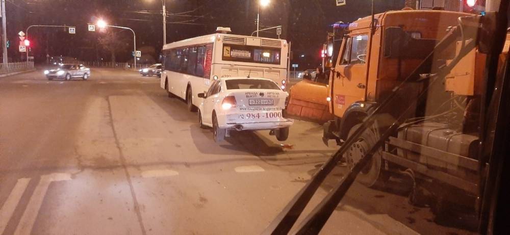 На шоссе Революции снегоуборочная машина «посадила» в ковш автомобиль такси