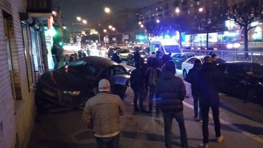 Видео с места ДТП в Петербурге, где иномарка вылетела на тротуар