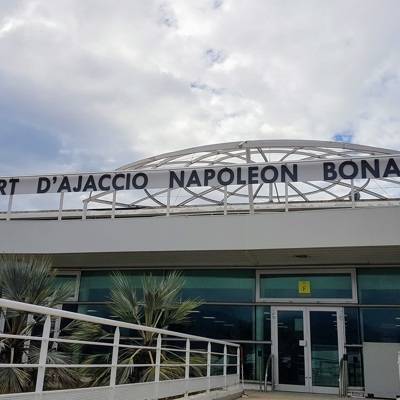 Власти Корсики закрыли аэропорт имени Наполеона Бонапарта в городе Аяччо