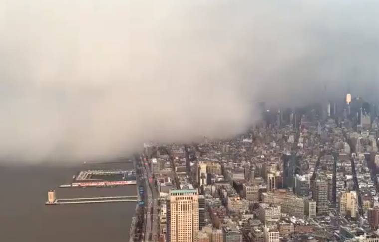 Накрывший Нью-Йорк шторм сняли с крыши небоскрёба