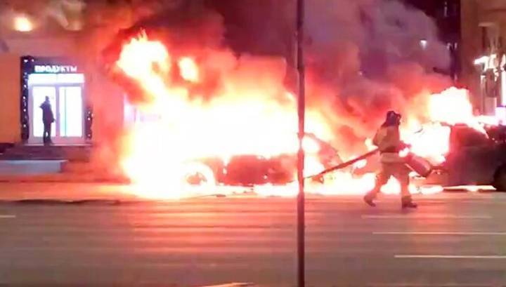 На Садовом кольце в Москве загорелись две машины