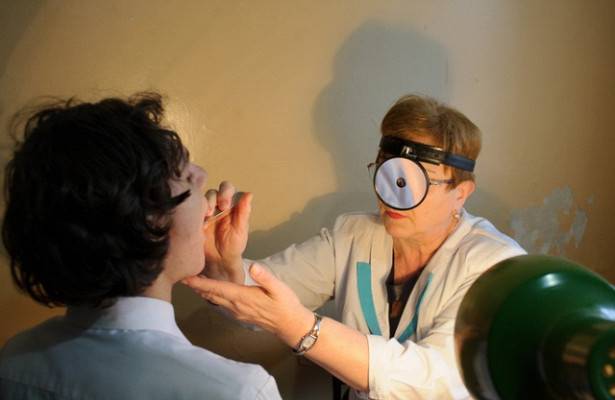 В курганской поликлинике окулист работает с лампой, привязанной к палке