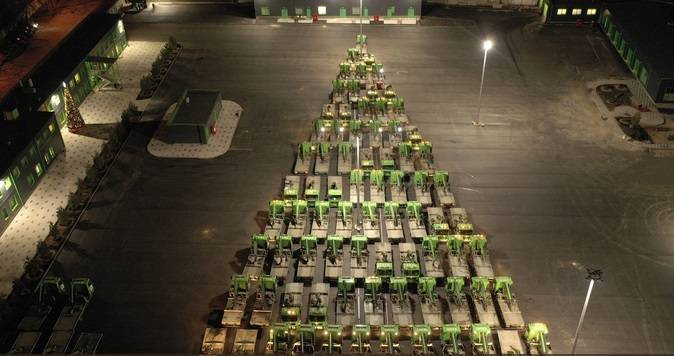 Эвакуаторы выстроили в форме елки в рамках новогоднего флешмоба