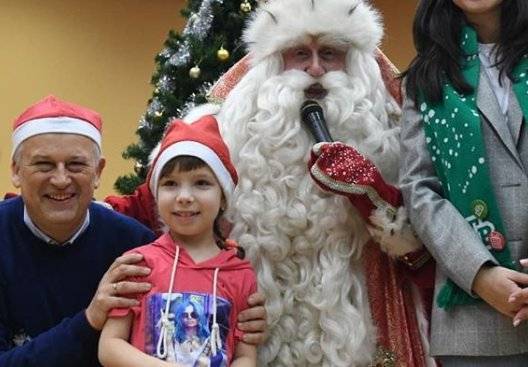 Дед Мороз из Великого Устюга посетил юных пациентов Ленинградской областной больницы