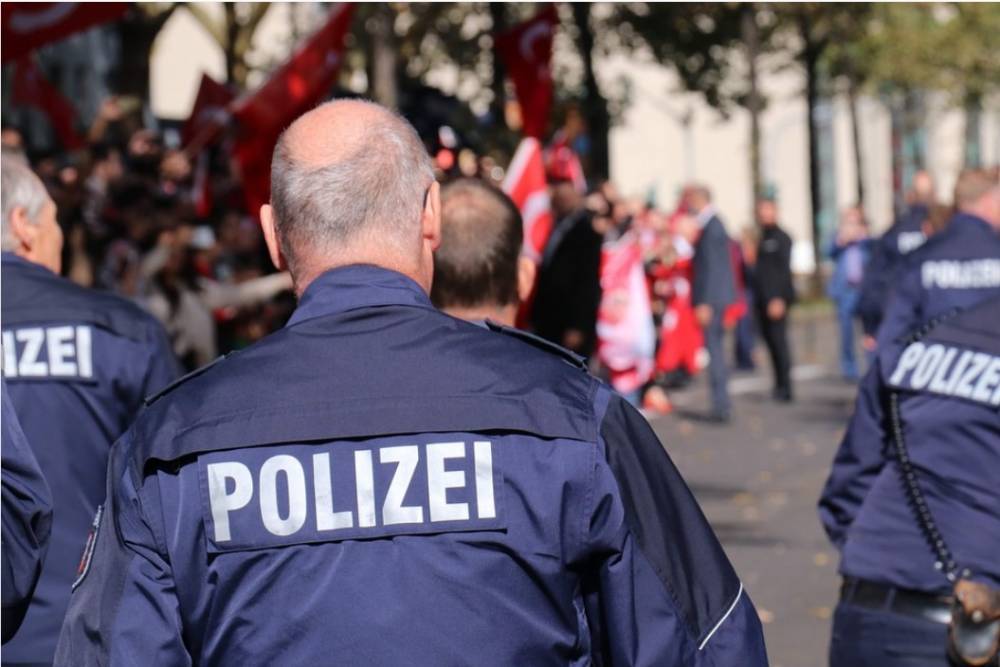 СМИ: Полицейские не нашли опасные предметы на рождественском рынке в Берлине