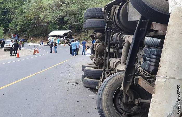 В Гватемале 21 человек погиб при столкновении автобуса с грузовиком