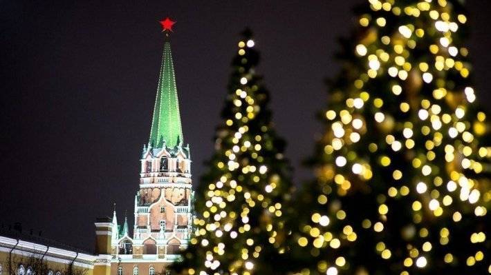 Россиянам дарят новогоднее настроение запах мандаринов и украшенные витрины