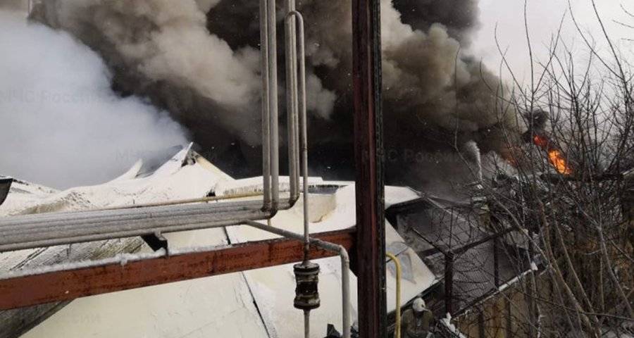 Пожарным удалось ликвидировать открытое горение на нефтехимическом заводе в Уфе
