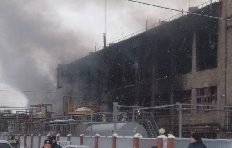 Названа возможная причина пожара на заводе в Уфе