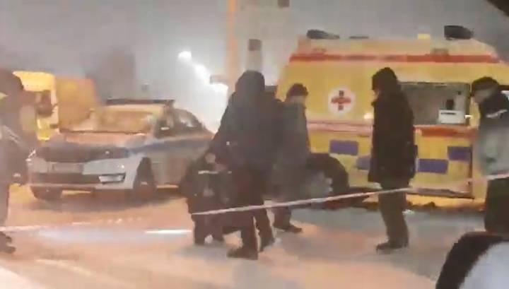 Протараненная скорая помощь снесла полицейских на дороге в Усть-Каменогорске. Видео