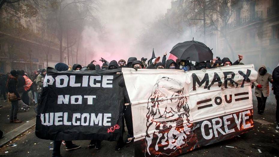 Макрон отказался от президентской пенсии на фоне протестов из-за пенсионной реформы во Франции
