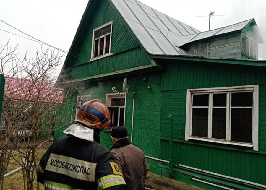 Два человека сгорели при пожаре в жилом доме в Подмосковье