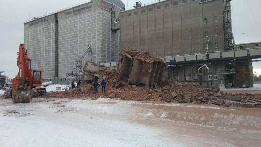 Один человек погиб и еще один пострадал при обрушении здания в Омской области