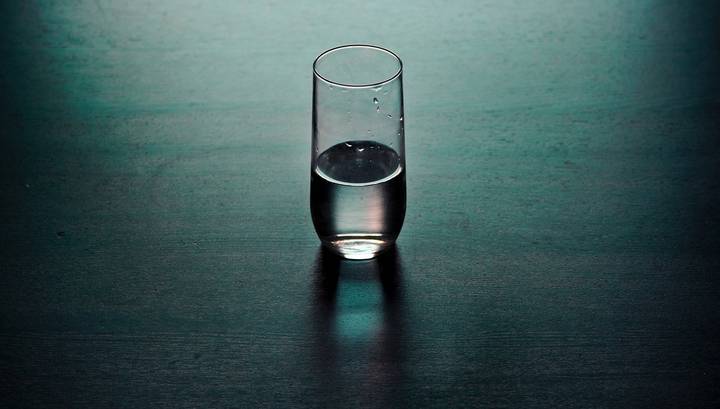 Эксперт не рекомендует пить более 2,5 литров воды в день