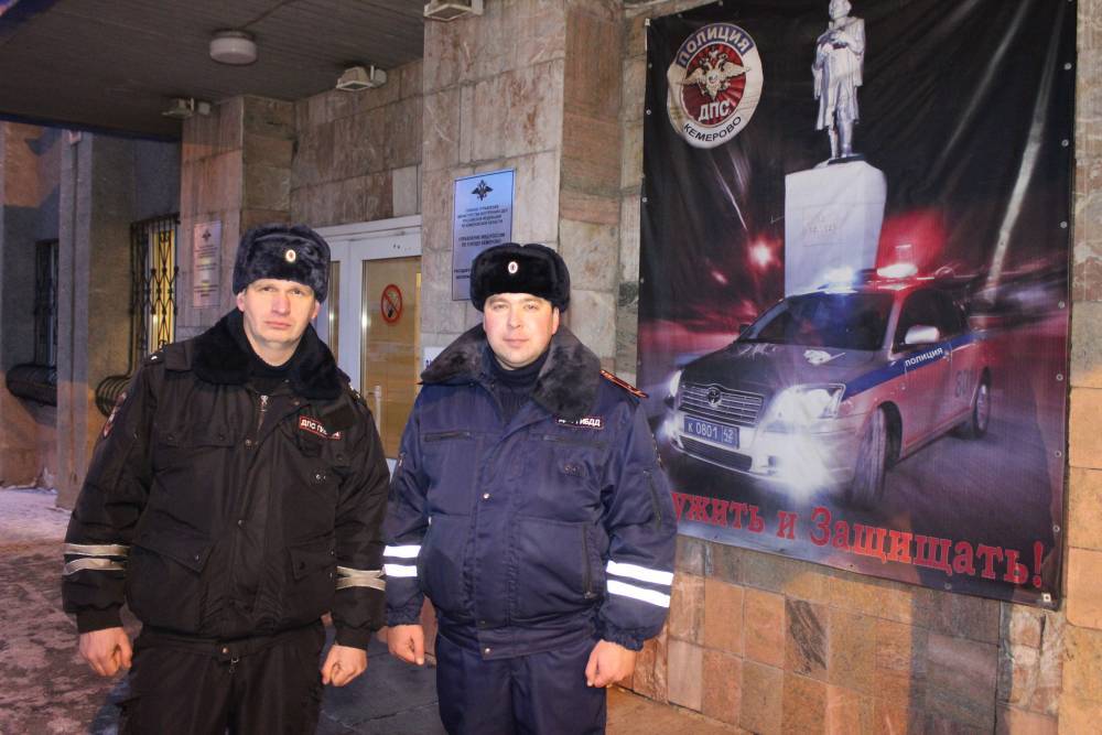 В Кемерове полицейские спасли из горящего дома мужчину