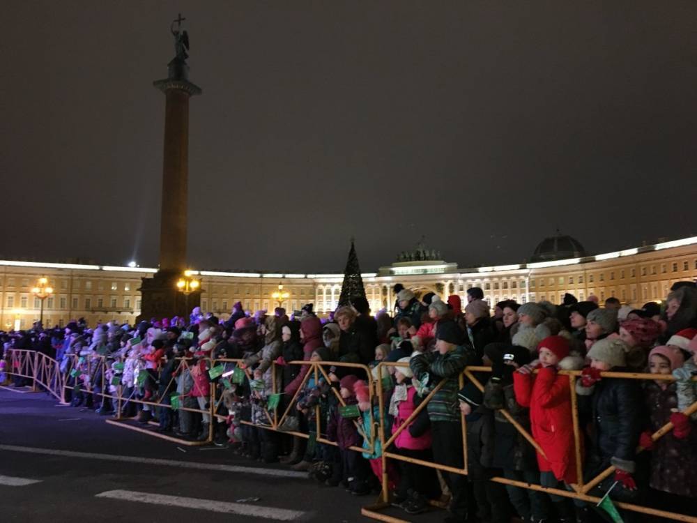 ОМОН обеспечил безопасность горожан на встрече Деда Мороза из Великого Устюга в Петербурге