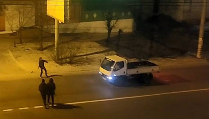 Хулиганы атаковали водителя на улице в Чите. Видео