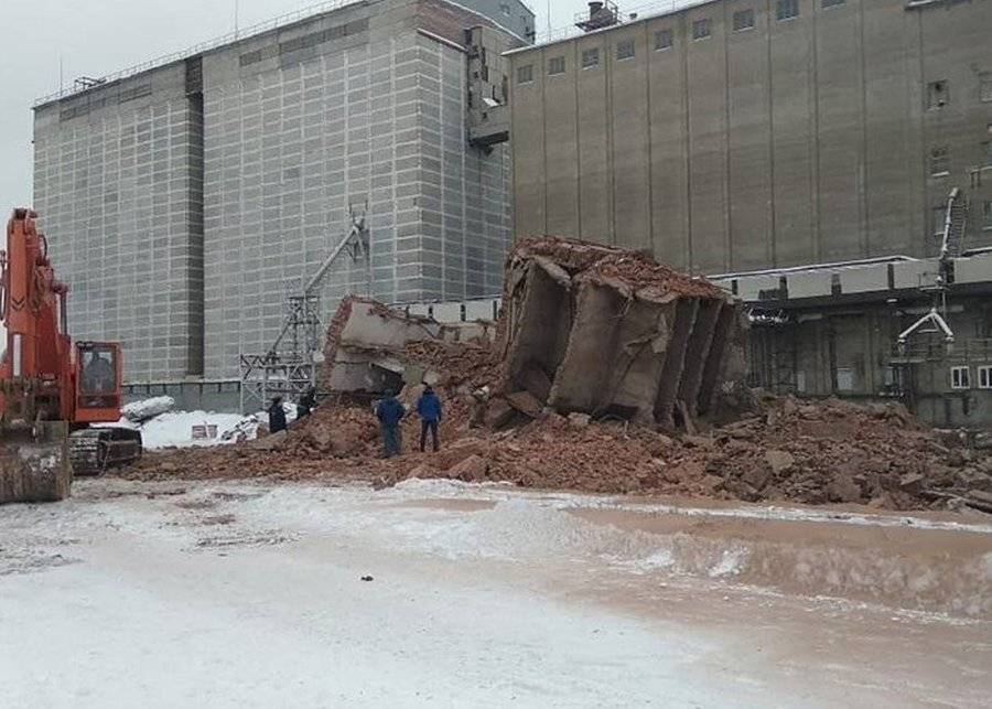 Один человек погиб при обрушении здания в Омске