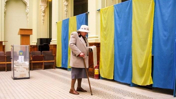 Первые местные выборы в 86 объединенных территориальных общинах проходят на Украине