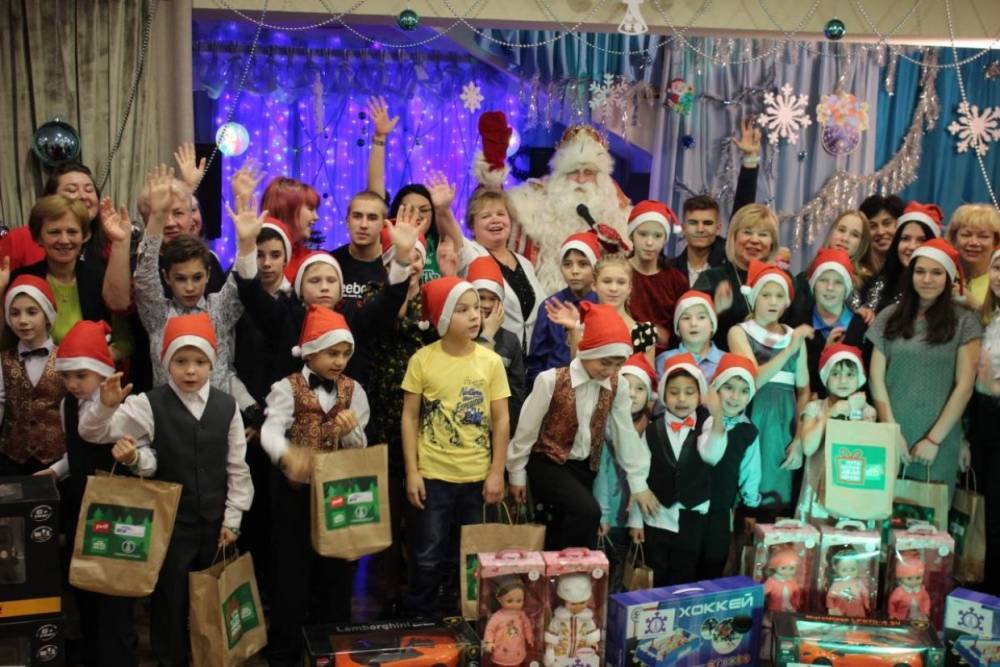 Дед Мороз подарил праздник сиротам Вологодского центра помощи детям