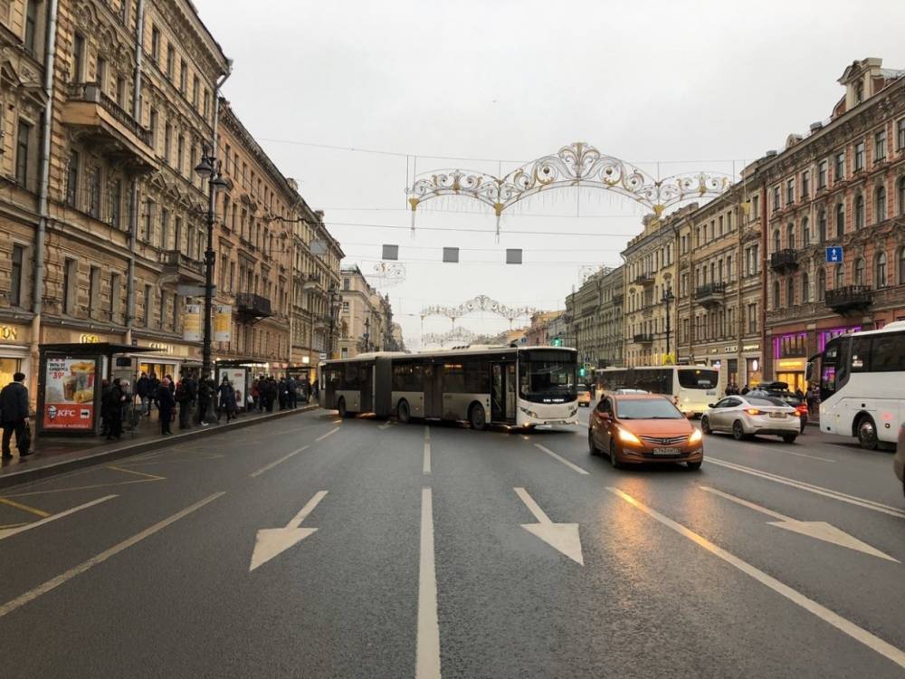 Пассажирский автобус перекрыл половину дороги на Невском