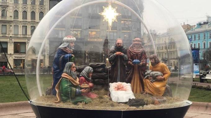 У Казанского собора установили вертеп со сценой Рождества Христова
