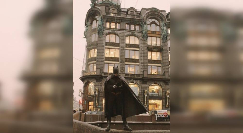 Позирующего Бэтмена заметили на Казанском мосту в Петербурге