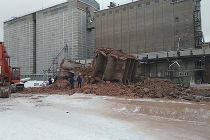 В Омске из-под завалов рухнувшего завода извлекли тело погибшего