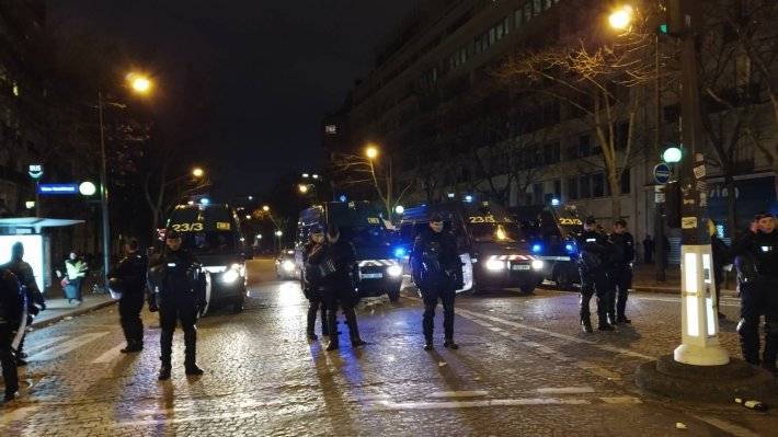 В Париже из-за забастовок практически полностью не работает метро