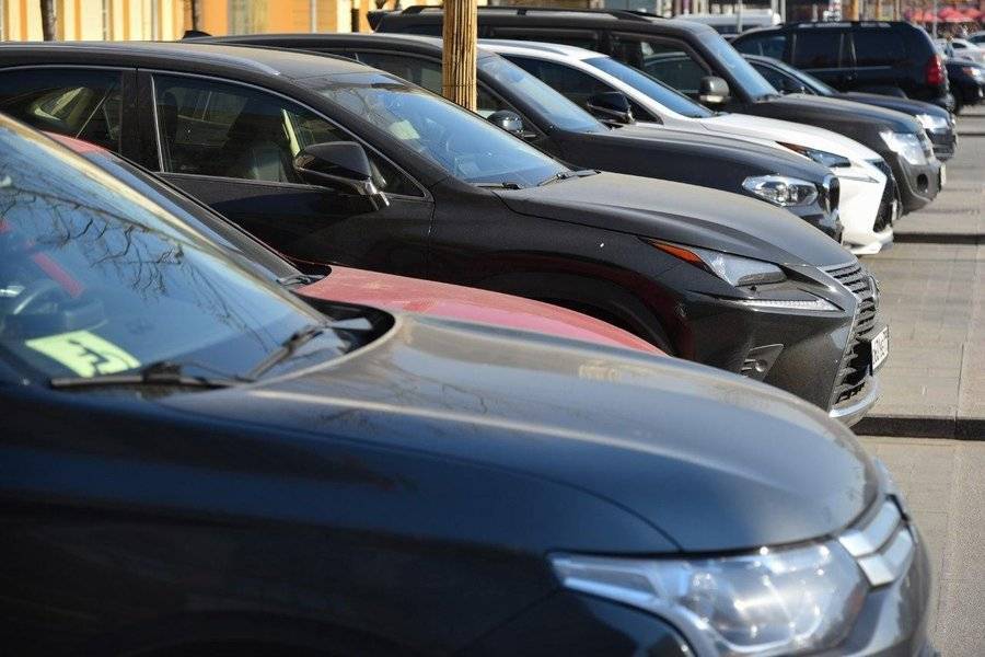 Более 70 нарушений правил парковки выявлено на площадках для спецтехники