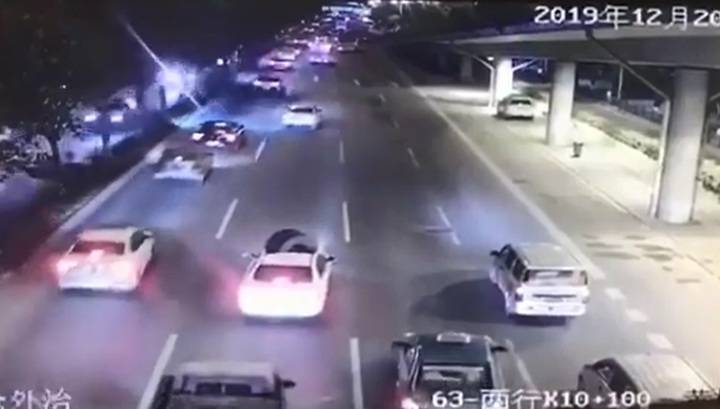 Колесо от грузовика по затейливой траектории поразило легковушку в Китае. Видео