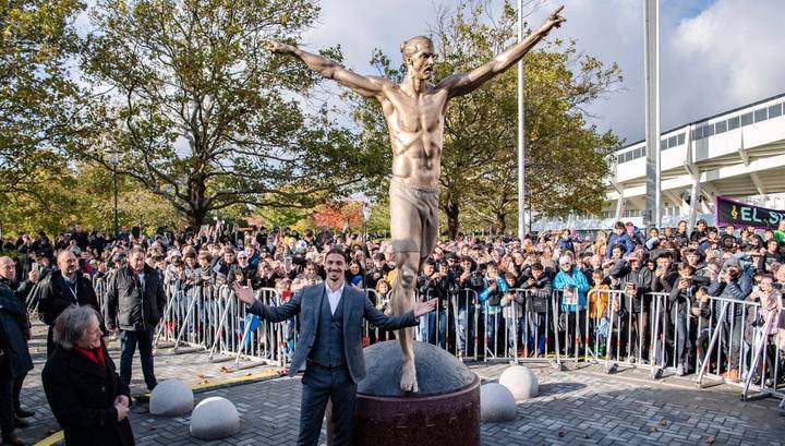 Фанаты "Мальме" лишили носа статую футболиста Ибрагимовича