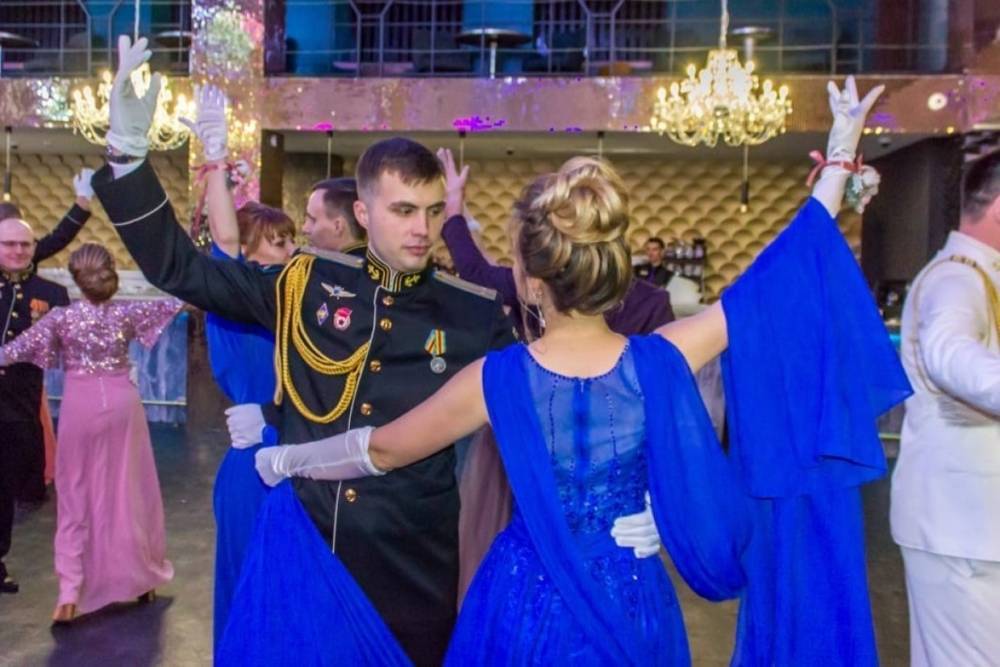 Офицеры Северного флота танцевали на благотворительном балу